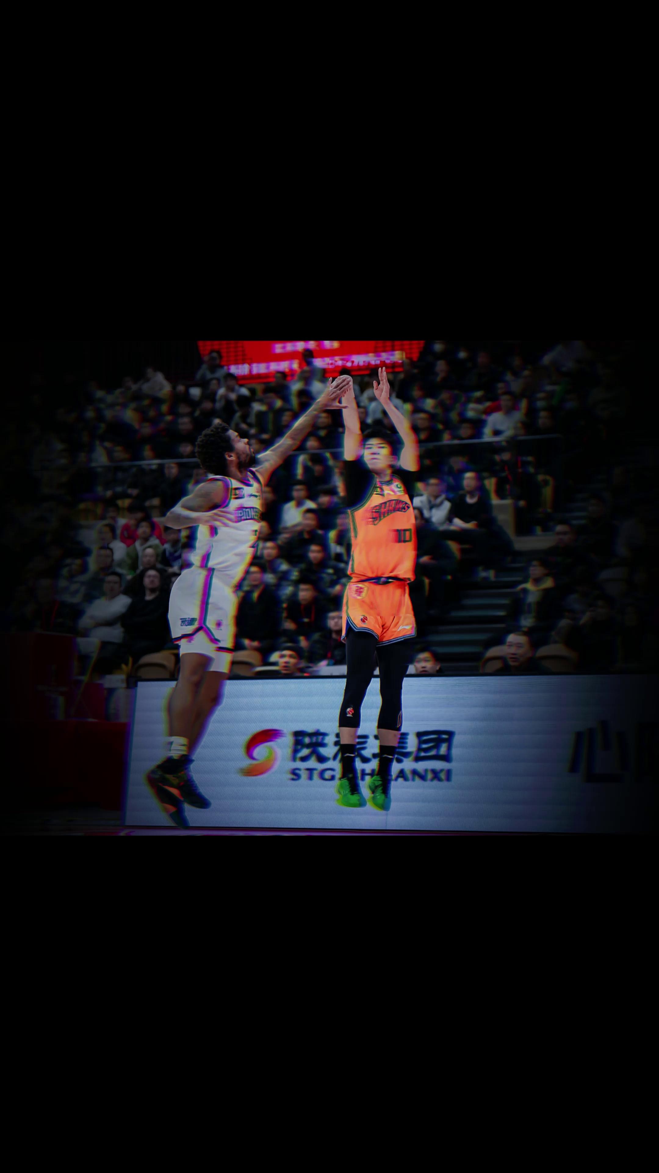 新秀球员崭露头角，挑战老将地位，谁将称霸球场？